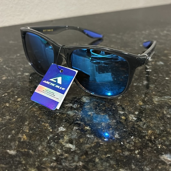 Black Sunglasses (Glossy) - Picture 3 of 3